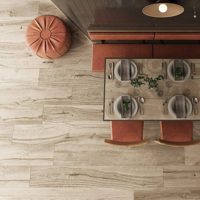 Dettaglio cucina con pavimento in gres porcellanato effetto legno naturale dal carattere rustico della collezione Daring di Ceramica Rondine, formato 24x120 cm, colore Ecrù