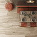 Dettaglio cucina con pavimento in gres porcellanato effetto legno naturale dal carattere rustico della collezione Daring di Ceramica Rondine, formato 24x120 cm, colore Ecrù