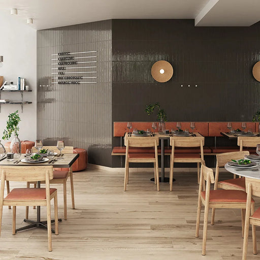 Ristorante con pavimento in gres porcellanato effetto legno naturale dal carattere rustico della collezione Daring di Ceramica Rondine, formato 24x150 cm, colore Ecrù