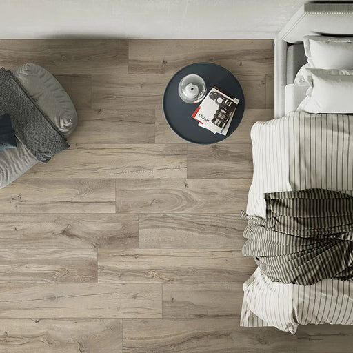 Dettaglio camera da letto con pavimento in gres porcellanato effetto legno naturale dal carattere rustico della collezione Daring di Ceramica Rondine, formato 24x120 cm, colore Greige