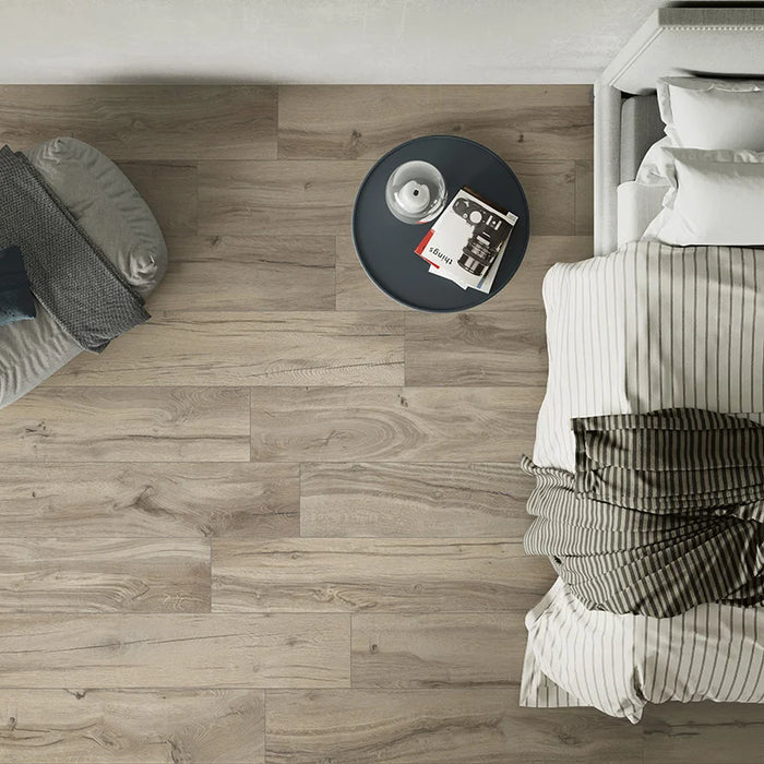 Dettaglio camera da letto con pavimento in gres porcellanato effetto legno naturale dal carattere rustico della collezione Daring di Ceramica Rondine, formato 24x120 cm, colore Greige