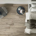 Dettaglio camera da letto con pavimento in gres porcellanato effetto legno naturale dal carattere rustico della collezione Daring di Ceramica Rondine, formato 24x120 cm, colore Greige