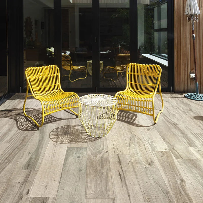 Dettaglio terrazzo con pavimento per esterni in gres porcellanato effetto legno naturale dal carattere rustico della collezione Daring di Ceramica Rondine, formato 24x120 cm, colore Greige