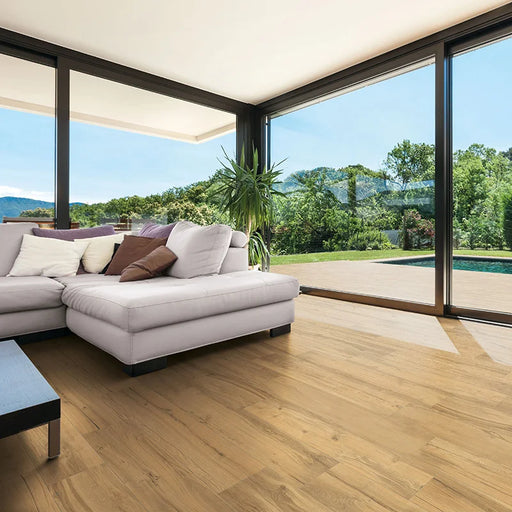 Dettaglio salotto con pavimento in gres porcellanato effetto legno naturale dal carattere rustico della collezione Daring di Ceramica Rondine, formato 24x120 cm, colore Honey