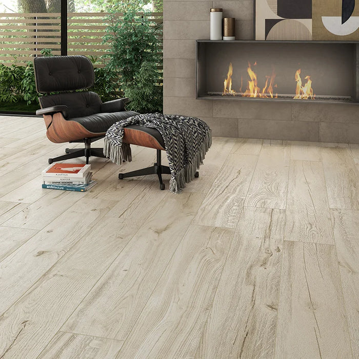 Dettaglio salotto con camino e pavimento in gres porcellanato effetto legno naturale dal carattere rustico della collezione Daring di Ceramica Rondine, formato 24x120 cm, colore Ivory