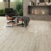 Dettaglio salotto con camino e pavimento in gres porcellanato effetto legno naturale dal carattere rustico della collezione Daring di Ceramica Rondine, formato 24x120 cm, colore Ivory