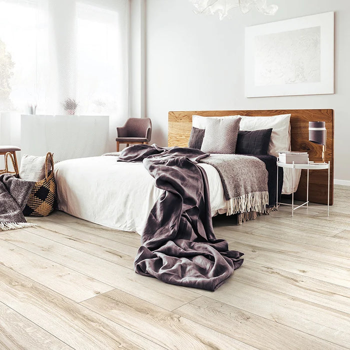 Camera da letto con pavimento in gres porcellanato effetto legno naturale dal carattere rustico della collezione Daring di Ceramica Rondine, formato 24x150 cm, colore Ivory