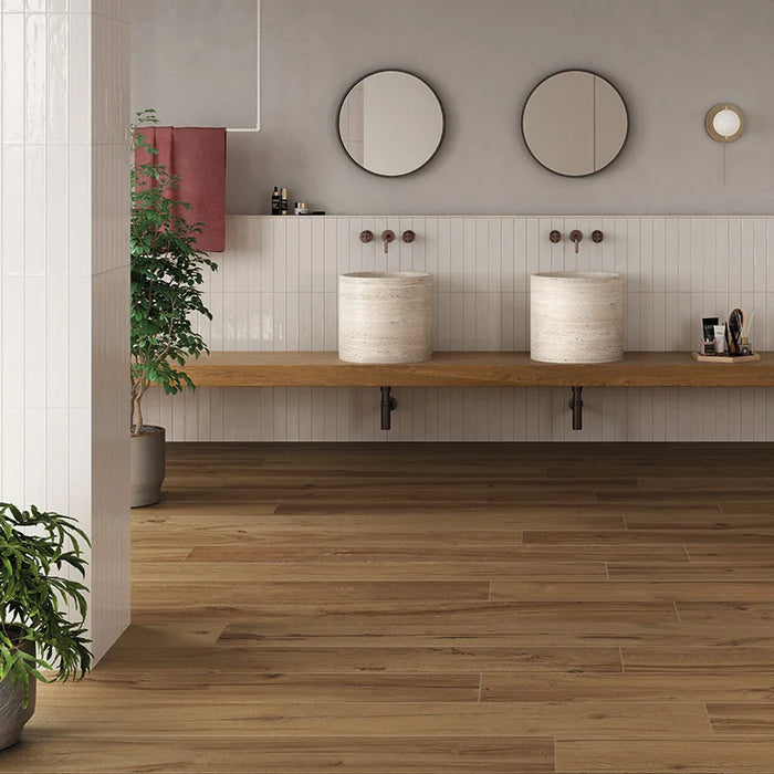 Bagno moderno con doppio lavabo e pavimento in gres porcellanato effetto legno naturale dal carattere rustico della collezione Daring di Ceramica Rondine, formato 24x150 cm, colore Nut