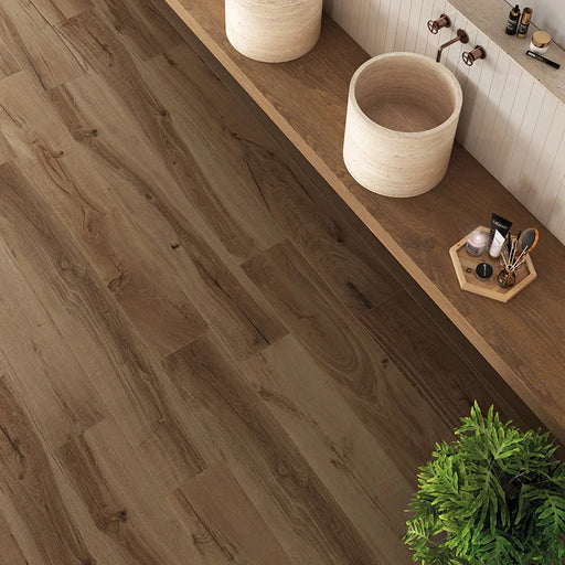 Bagno moderno con pavimento in gres porcellanato effetto legno naturale dal carattere rustico della collezione Daring di Ceramica Rondine, formato 24x120 cm, colore Nut