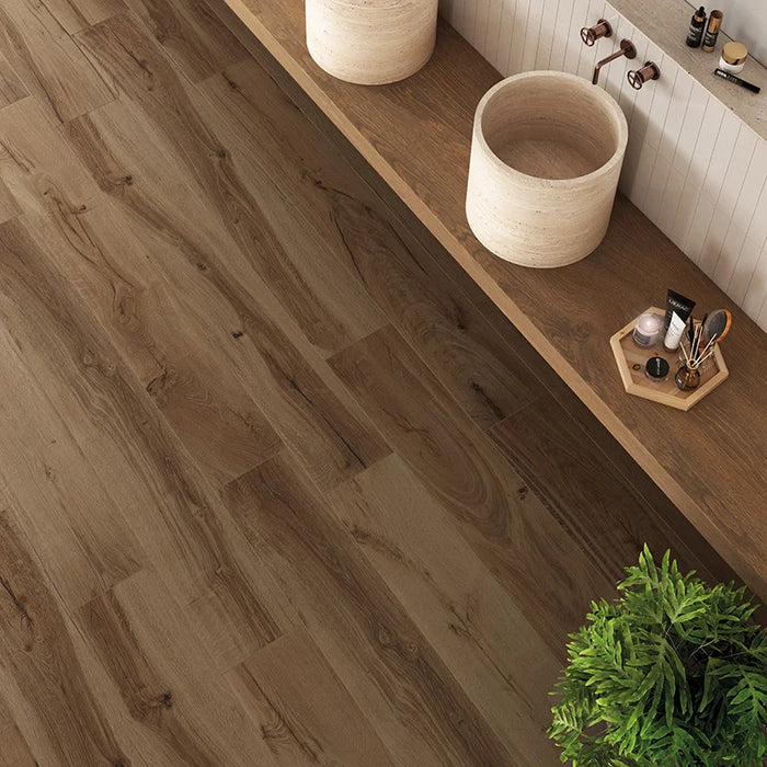 Bagno moderno con pavimento in gres porcellanato effetto legno naturale dal carattere rustico della collezione Daring di Ceramica Rondine, formato 24x120 cm, colore Nut