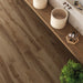 Bagno moderno con pavimento in gres porcellanato effetto legno naturale dal carattere rustico della collezione Daring di Ceramica Rondine, formato 24x120 cm, colore Nut
