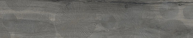 Piastrella per pavimento e rivestimento in gres porcellanato effetto legno naturale dal carattere rustico della collezione Daring di Ceramica Rondine, formato 24x120 cm, colore Infinity Dark