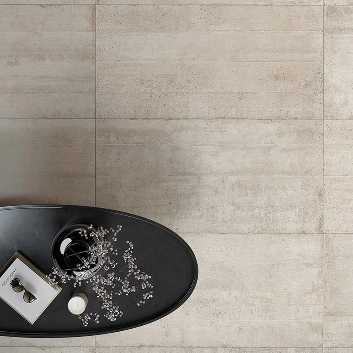 Dettaglio pavimento in gres porcellanato effetto cemento industriale della collezione Docks di Ceramica Rondine, formato 60x120 cm, colore Beige