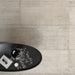 Dettaglio pavimento in gres porcellanato effetto cemento industriale della collezione Docks di Ceramica Rondine, formato 60x120 cm, colore Beige