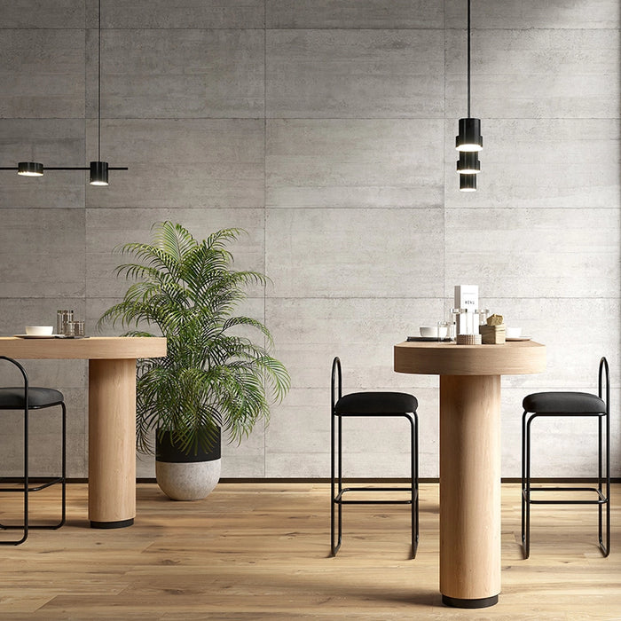 Ristorante moderno con rivestimento in gres porcellanato effetto cemento industriale della collezione Docks di Ceramica Rondine, formato 60x120 cm, colore Light Grey