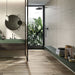 Bagno moderno bianco e verde con rivestimento in gres porcellanato effetto cemento industriale della collezione Docks di Ceramica Rondine, formato 60x120 cm, colore White