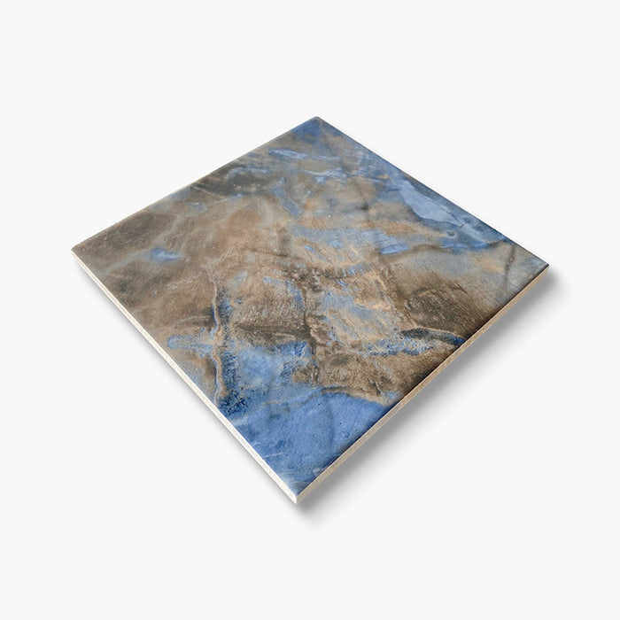 Dettaglio piastrella per pavimento e rivestimento in gres porcellanato effetto pietra spaziale. Collezione Swimming Pool di Ceramica Valsecchia, formato 15x15, Deep Blue