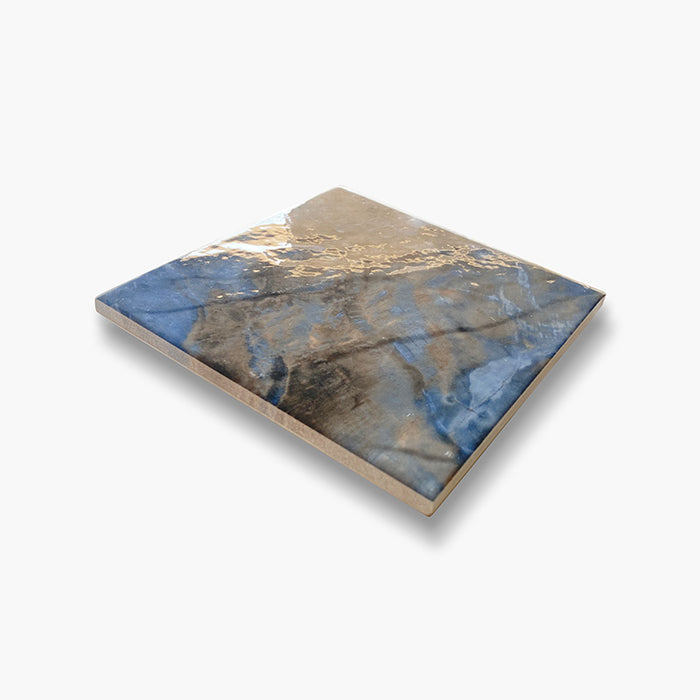 Dettaglio piastrella per pavimento e rivestimento in gres porcellanato effetto pietra spaziale. Collezione Swimming Pool di Ceramica Valsecchia, formato 15x15, Deep Blue