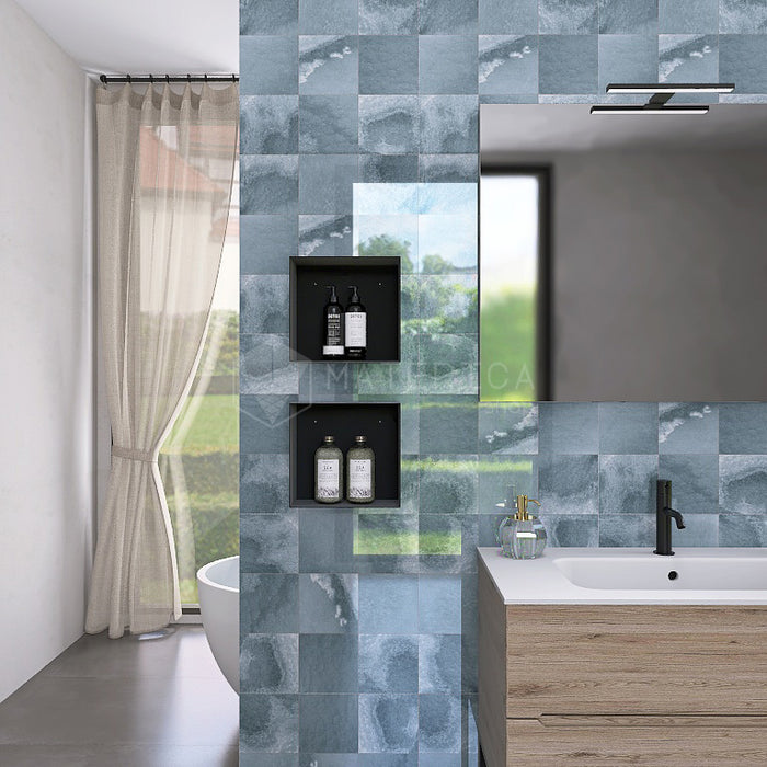 Bagno moderno con rivestimento in gres porcellanato effetto pietra spaziale. Collezione Swimming Pool di Ceramica Valsecchia, formato 15x15, Deep Emerald