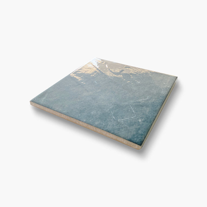 Dettaglio piastrella per pavimento e rivestimento in gres porcellanato effetto pietra spaziale. Collezione Swimming Pool di Ceramica Valsecchia, formato 15x15, Deep Emerald