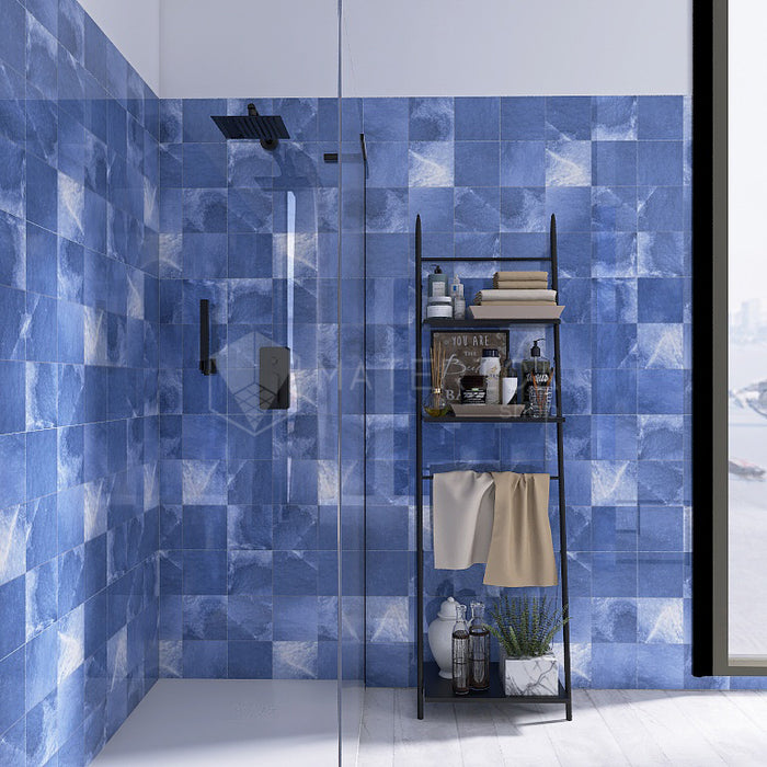 Bagno moderno con rivestimento in gres porcellanato effetto pietra spaziale. Collezione Swimming Pool di Ceramica Valsecchia, formato 15x15, Deep Ocean