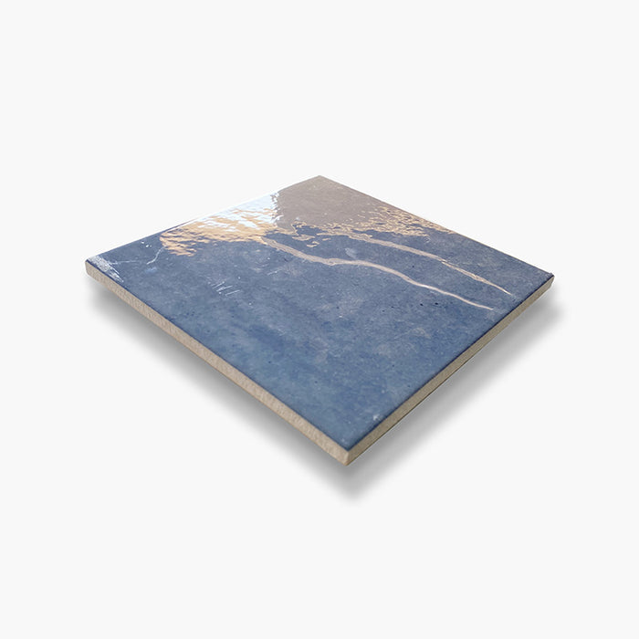 Dettaglio piastrella per pavimento e rivestimento in gres porcellanato effetto pietra spaziale. Collezione Swimming Pool di Ceramica Valsecchia, formato 15x15, Deep Ocean