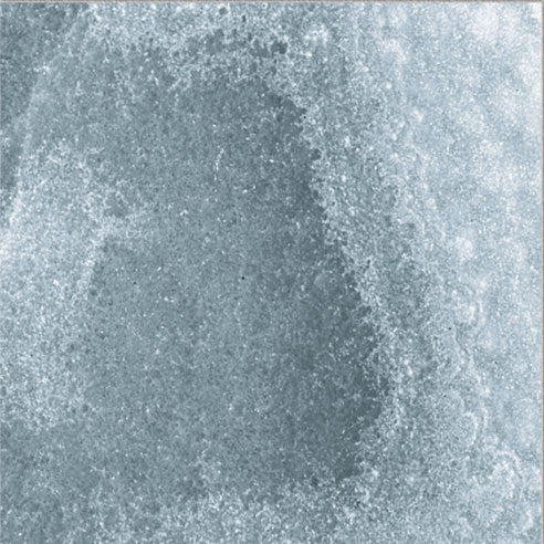 Dettaglio piastrella per pavimento e rivestimento in gres porcellanato effetto pietra spaziale. Collezione Swimming Pool di Ceramica Valsecchia, formato 15x15, Deep Emerald