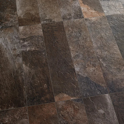 Dettaglio piastrella in gres porcellanato effetto pietra naturale della Collezione Des Alpes di Ceramica Settecento, colore Marrone 23,7x97