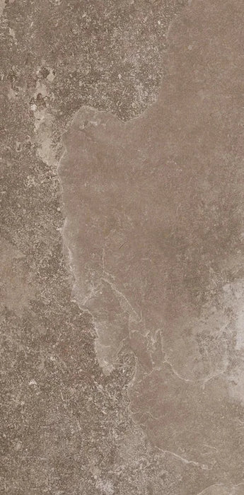 Dettaglio piastrella in gres porcellanato effetto pietra naturale della Collezione Des Alpes di Ceramica Settecento, colore Naturale 48x97