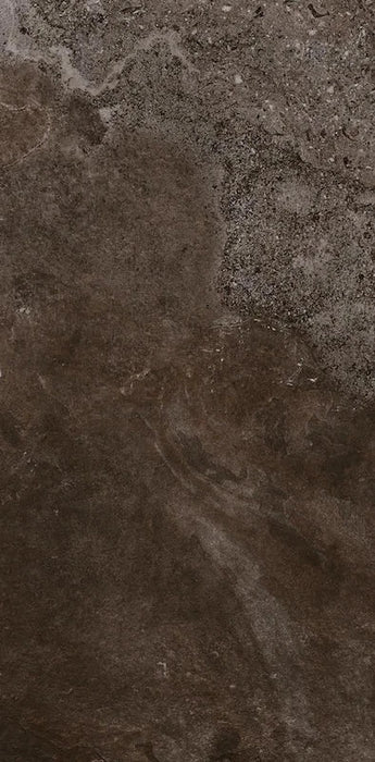 Dettaglio piastrella in gres porcellanato effetto pietra naturale della Collezione Des Alpes di Ceramica Settecento, colore Bruno 48x97