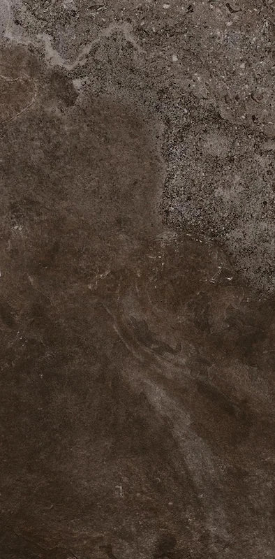 Dettaglio piastrella in gres porcellanato effetto pietra naturale della Collezione Des Alpes di Ceramica Settecento, colore Bruno 48x97