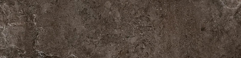 Dettaglio piastrella in gres porcellanato effetto pietra naturale della Collezione Des Alpes di Ceramica Settecento, colore Marrone 23,7x97