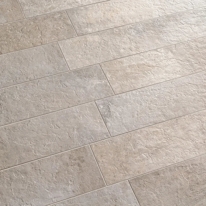 Dettaglio piastrella in gres porcellanato effetto pietra naturale della Collezione Des Alpes di Ceramica Settecento, colore Beige 23,7x97