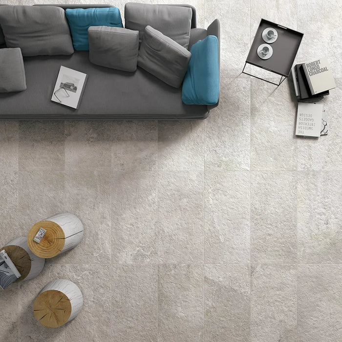 Salotto con pavimento in gres porcellanato effetto pietra naturale della Collezione Des Alpes di Ceramica Settecento, colore Bianco 48x97
