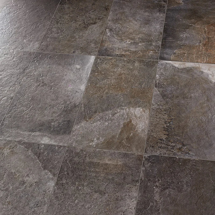 Dettaglio piastrella in gres porcellanato effetto pietra naturale della Collezione Des Alpes di Ceramica Settecento, colore Grigio 48x97