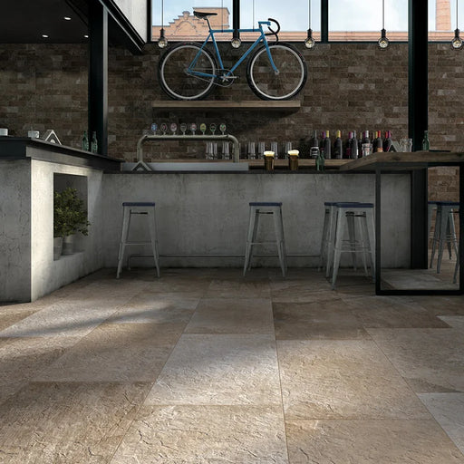 Dettaglio piastrella in gres porcellanato effetto pietra naturale della Collezione Des Alpes di Ceramica Settecento, colore Naturale 48x97