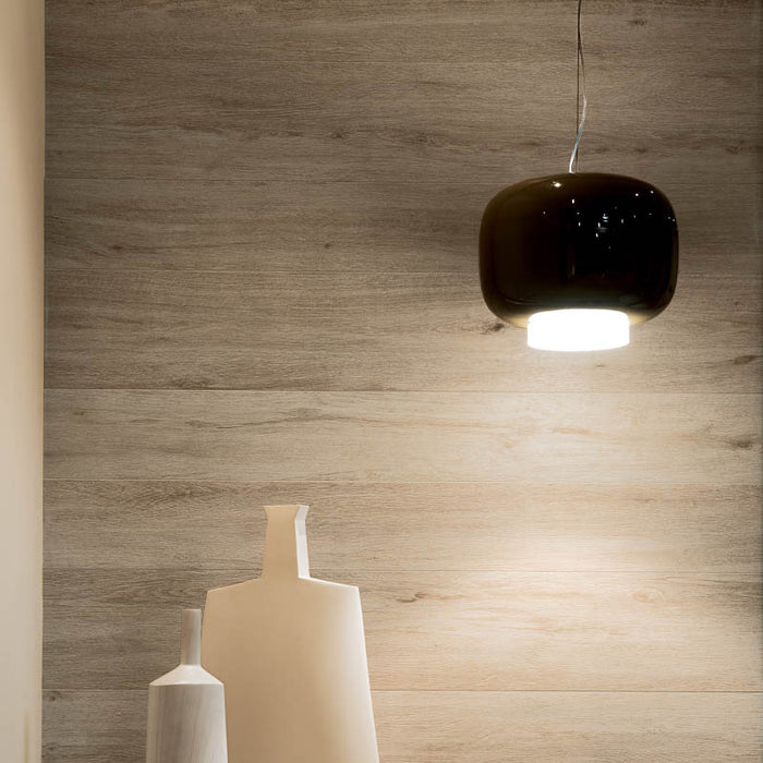 dettaglio pavimento effetto legno rustico. Just Nature di Gardenia Orchidea, 30x120, beige chiaro.