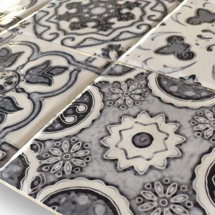 Dettaglio piastrella stile maiolica vietrese, collezione Maioliche di ceramiche Valsecchia colore mix black & white 15x15 