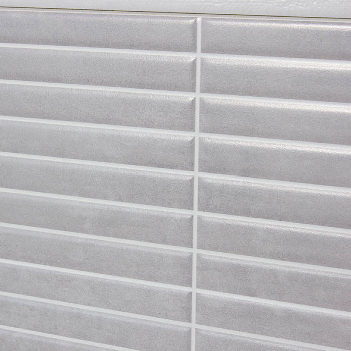 Dettaglio piastrella da rivestimento Effetto Mosaico Rigato leggermente a rilievo della collezione Race di Paul & Co Ceramiche, formato 20x60, colore Grid Grey