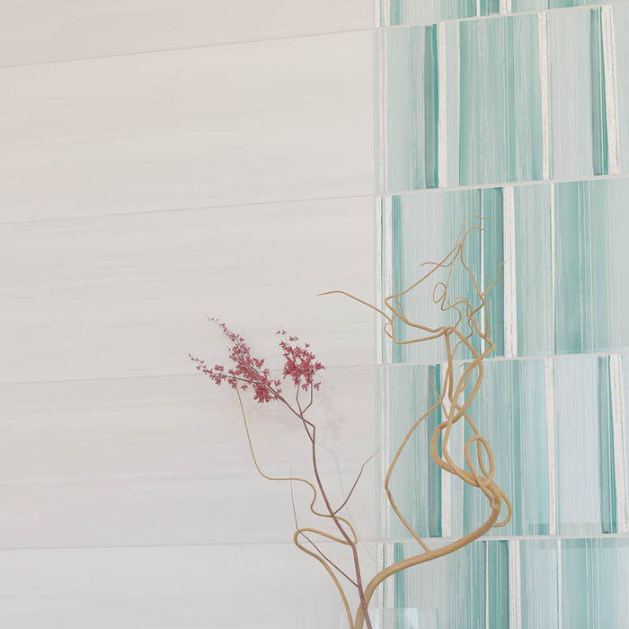 Dettaglio muro con rivestimento effetto rigato verticale lucido della collezione Studio di Paul & Co Ceramiche, formato 25x75, colore Stile Smeraldo