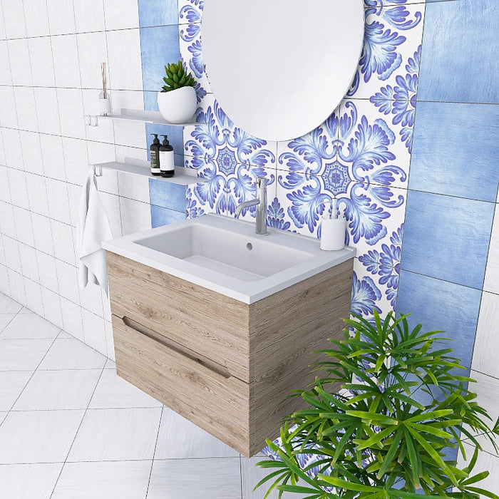 La composizione bagno Pandora 01 cattura l'attenzione con il suo minimale mobile sospeso, caratterizzato da linee pulite e un design essenziale che si integra perfettamente in ogni ambiente moderno. Il top con lavabo integrato in mineralmarmo, lucido e pratico, si abbina splendidamente alla finitura opaca del mobile, garantendo luminosità e facilità di pulizia.
