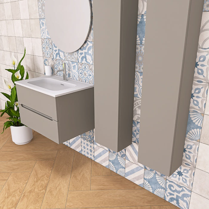 Pandora 03 è composta da mobile sospeso della lunghezza di 70cm con top con lavabo integrato in ceramica lucida. Completano la composizione uno specchio tondo a filo lucido con lampada superiore e 2 colonne sospese dell' altezza di 150cm. Disponibile nelle finiture: Tortora Opaco, Bianco Opaco, Noce, Rovere, Rovere Rustico e Larice Bianco.