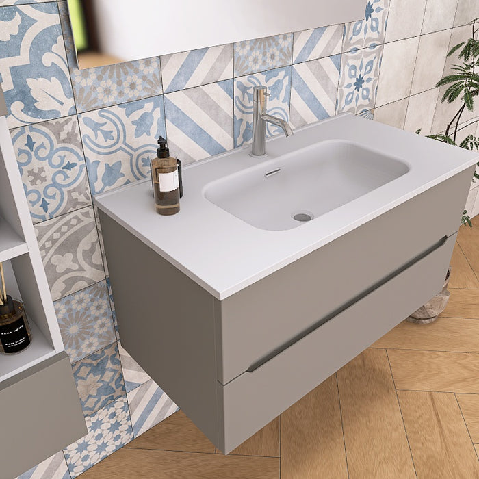 La composizione bagno Pandora 04 è composta da un mobile sospeso della lunghezza di 90cm, un top con lavabo integrato in ceramica lucida, uno specchio rettangolare a filo lucido lungo 90 cm con lampada superiore e 2 capienti pensili a vista sospesi, dell' altezza complessiva di 150cm, ideali per organizzare accessori e prodotti da bagno.