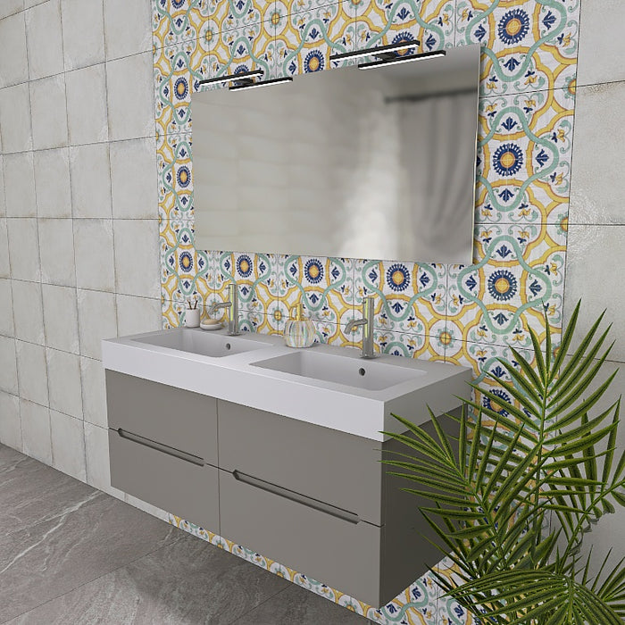 La composizione bagno Pandora 05 è composta da un mobile sospeso della lunghezza di 120cm, un top con due lavabi integrati in ceramica lucida, uno specchio rettangolare a filo lucido lungo 120 cm con lampada superiore. 