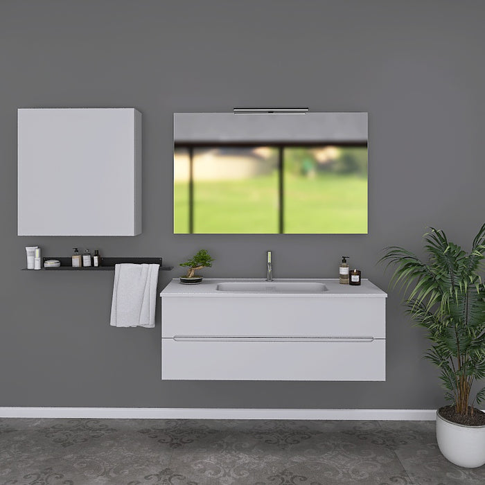 La composizione bagno Pandora 06 è composta da un mobile sospeso della lunghezza di 120cm, un top con lavabo integrato in ceramica lucida, uno specchio rettangolare a filo lucido lungo  120 cm con lampada superiore e 1 capiente pensile a vista sospesi, dell' altezza complessiva di 75cm, ideali per organizzare accessori e prodotti da bagno.
