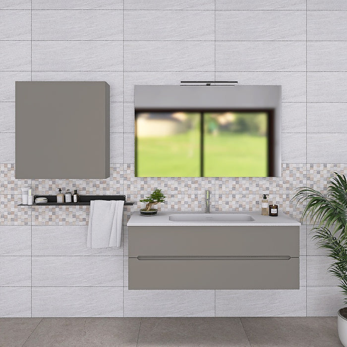 La composizione bagno Pandora 06 è composta da un mobile sospeso della lunghezza di 120cm, un top con lavabo integrato in ceramica lucida, uno specchio rettangolare a filo lucido lungo  120 cm con lampada superiore e 1 capiente pensile a vista sospesi, dell' altezza complessiva di 75cm, ideali per organizzare accessori e prodotti da bagno.