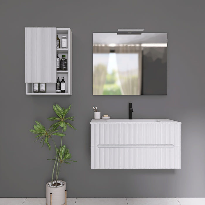 I mobili da bagno della serie Atena presentano una finitura cannettata. Il top con lavabo integrato in mineralmarmo bianco opaco crea un contrasto elegante e pulito. A completare l'insieme, uno specchio rettangolare a filo lucido con una moderna lampada a Led e il pensile, con ante in finitura e vani a giorno
Disponibile nelle finiture: Tortora Opaco, Bianco Opaco, Noce, Rovere e Verde bosco.
