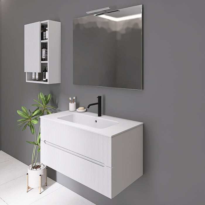 I mobili da bagno della serie Atena presentano una finitura cannettata. Il top con lavabo integrato in mineralmarmo bianco opaco crea un contrasto elegante e pulito. A completare l'insieme, uno specchio rettangolare a filo lucido con una moderna lampada a Led e il pensile, con ante in finitura e vani a giorno
Disponibile nelle finiture: Tortora Opaco, Bianco Opaco, Noce, Rovere e Verde bosco.
