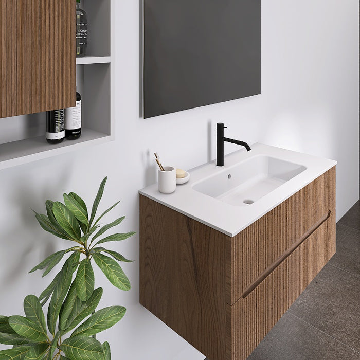 I mobili da bagno della serie Atena presentano una finitura cannettata. Il top con lavabo integrato in mineralmarmo bianco opaco crea un contrasto elegante e pulito. A completare l'insieme, uno specchio rettangolare a filo lucido con una moderna lampada a Led e il pensile, con ante in finitura e vani a giorno
Disponibile nelle finiture: Tortora Opaco, Bianco Opaco, Noce, Rovere e Verde bosco.
