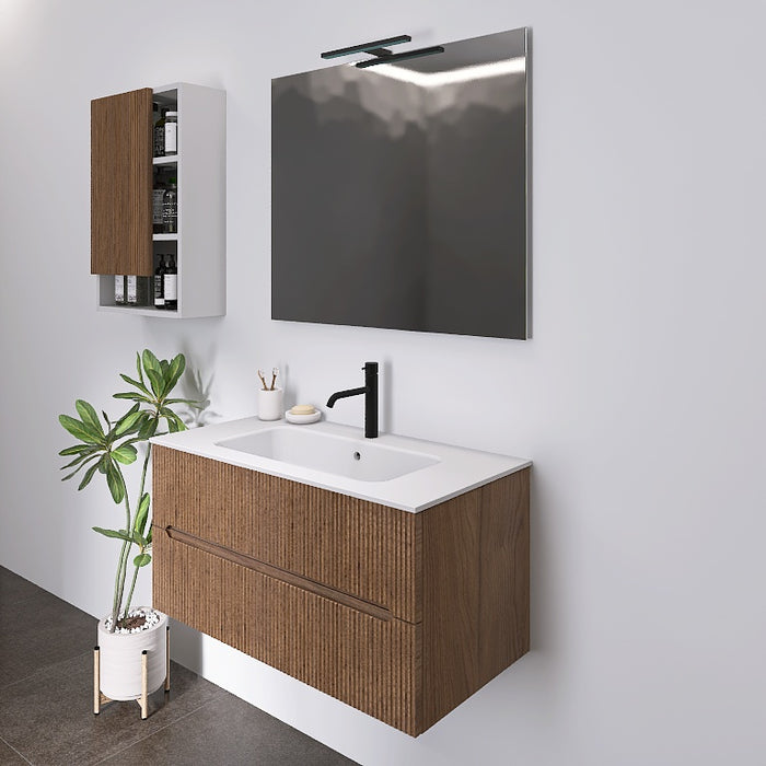 I mobili da bagno della serie Atena presentano una finitura cannettata. Il top con lavabo integrato in mineralmarmo bianco opaco crea un contrasto elegante e pulito. A completare l'insieme, uno specchio rettangolare a filo lucido con una moderna lampada a Led e il pensile, con ante in finitura e vani a giorno
Disponibile nelle finiture: Tortora Opaco, Bianco Opaco, Noce, Rovere e Verde bosco.
